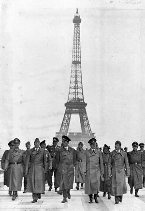 Hitler descend les Champs-Elysées