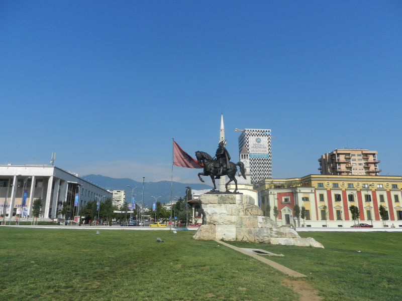Fichier:Place Mairie Tirana.jpg